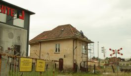 Uszkodzenia dachu nastawni kolejowej przy ulicy Czarna Droga w Tucholi Uszkodzenia dachu nastawni kolejowej przy ulicy Czarna Droga w Tucholi