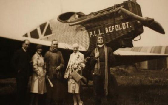 11 września 1932 r., w katastrofie lotniczej pod Cierlickiem Górnym k. Cieszyna zginęli pilot Franciszek Żwirko i konstruktor Stanisław Wigura.