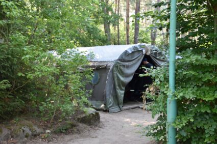 Kontrola i edukacja na obozach pod namiotami