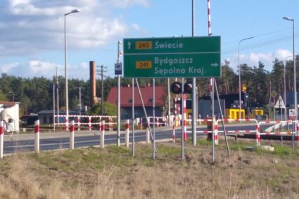 Niebezpieczny przejazd kolejowy przy Świeckiej w Tucholi.  Problem dostrzegł radny Ireneusz Wesołowski