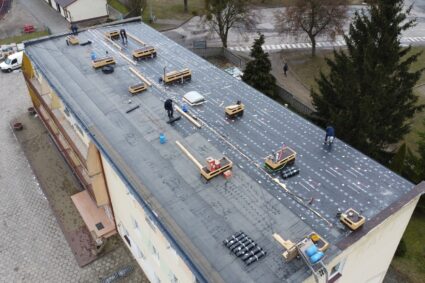 Trwa remont dachu budynku hotelowego tucholskiego OSiR-u.