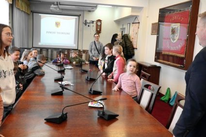 Dzieci ze Stobna odwiedziły Starostwo Powiatowe w Tucholi