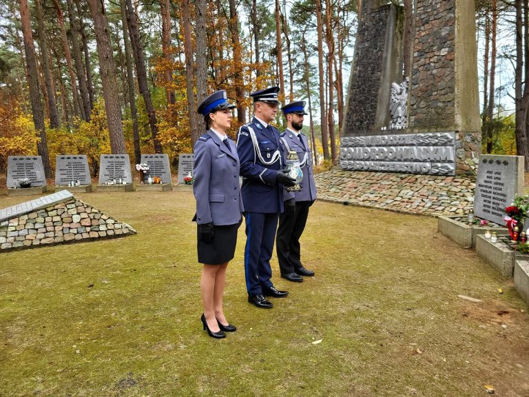 Tucholscy policjanci oddali hołd zmarłym