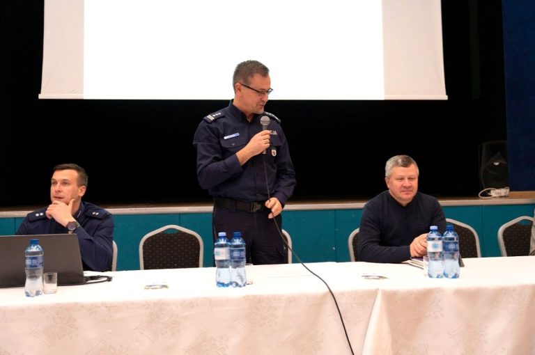 Policjanci debatowali z mieszkańcami gm. Cekcyn