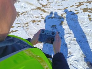 Policjanci prowadzili działania pn. „Niechronieni uczestnicy ruchu drogowego” z dronem w tle