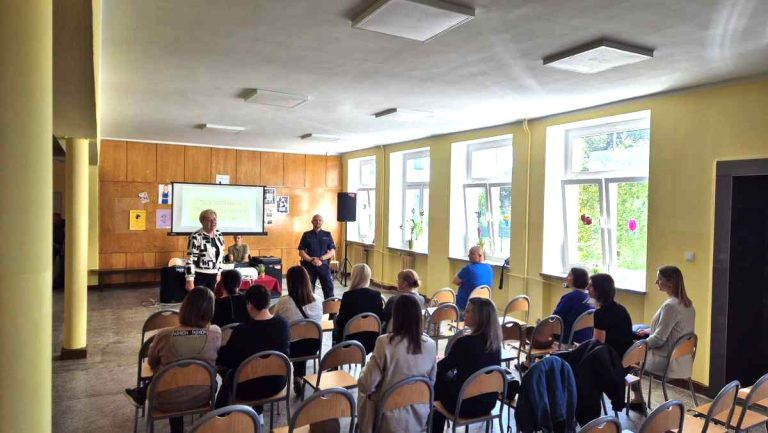 Dzielnicowy uczestniczył w spotkaniu z rodzicami