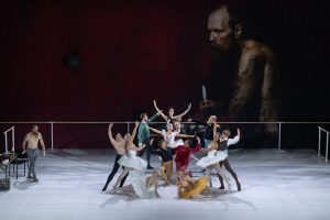 „Czarny łabędź” na otwarcie festiwalu Kontakt z udziałem Johna Malkovicha