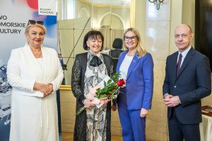 Bibliotekarze z nagrodami marszałka, a wśród nich pani dyrektor MBP w Tucholi