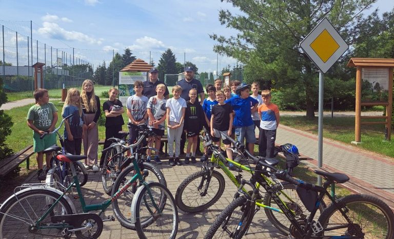 Policjanci uczestniczyli w egzaminie na kartę rowerową