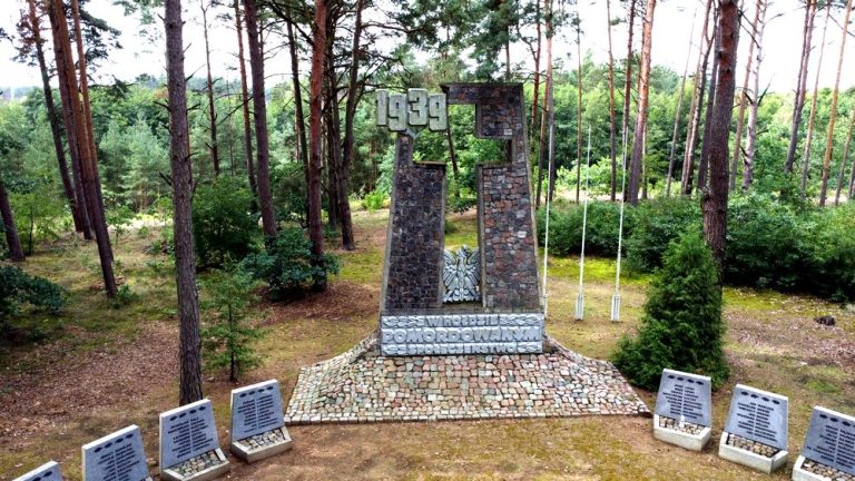 Pomordowanym policjantom hołd złożyli funkcjonariusze i uczestnicy Rajdu Katyńskiego