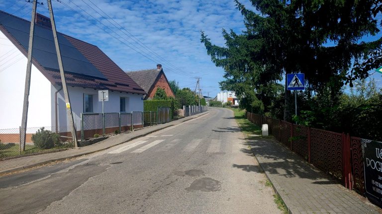 MINIKOWO. Wyrwa w jezdni przyczyną wypadku!