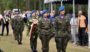Uroczystości pod pomnikiem pomordowanych w Rudzkim Moście