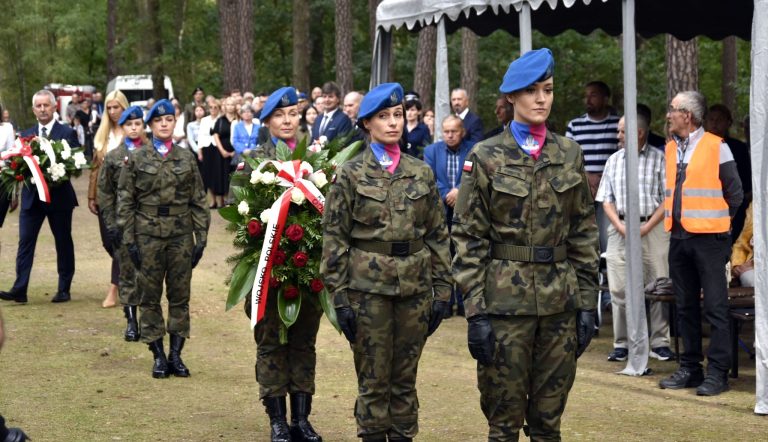 Uroczystości pod pomnikiem pomordowanych w Rudzkim Moście