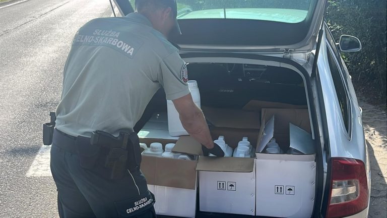 KAS i Policja zatrzymały transport nielegalnych środków ochrony roślin. Dwie osoby zatrzymane