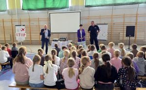 Policjant spotkał się z uczniami w ramach obchodów Tygodnia Przeciwdziałania Przemocy