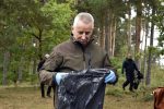 Pracownicy Urzędu Miasta w Tucholi wraz z samorządowcami i ich rodzinami sprzątali teren miasta