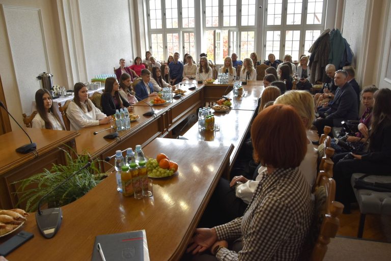 Uroczyste wręczenie stypendiów burmistrza dla uczniów szczególnie uzdolnionych
