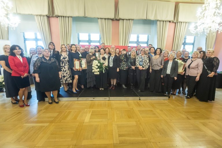 Najlepsi pedagodzy i pracownicy oświaty z regionu odebrali dzisiaj wyróżnienia