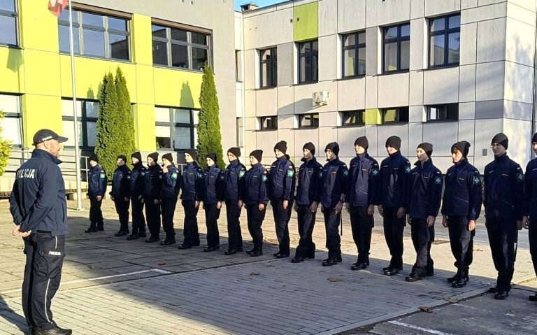 Policjanci prowadzili zajęcia z musztry w klasie mundurowej