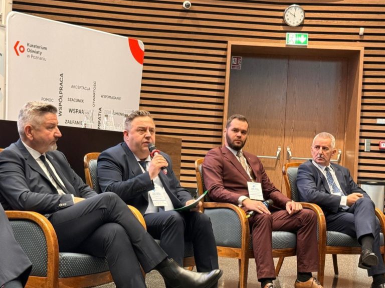 Burmistrz Tucholi wśród prelegentów ogólnopolskiej konferencji poświęconej problematyce małych szkół