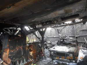 Dzięki zdecydowanym działaniom funkcjonariuszy pożar nie przeniósł się na budynki mieszkalne