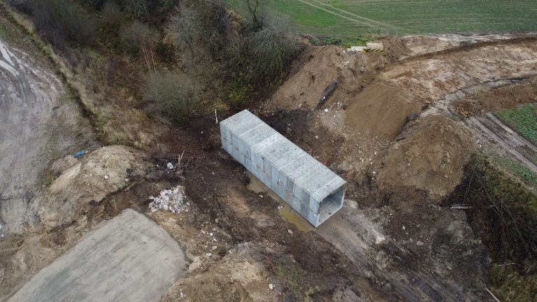 Stary, zbytkowy wiadukt leży na polu i ma postać gruzu, powiatowa polityka informacyjna w Klonowie