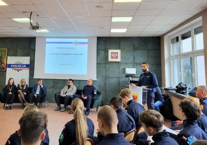 Policjanci rozmawiali z młodzieżą o środkach odurzających