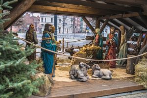 Gdy tradycja spotyka sztukę – świąteczna szopka przed urzędem