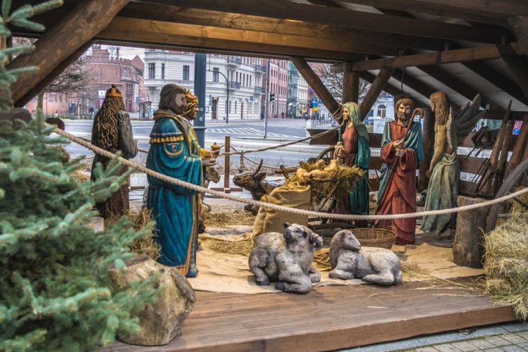 Gdy tradycja spotyka sztukę – świąteczna szopka przed urzędem