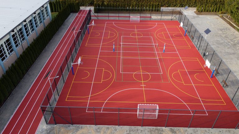 Boisko wielofunkcyjne przy ZSLiT w Tucholi praktycznie jest już gotowe