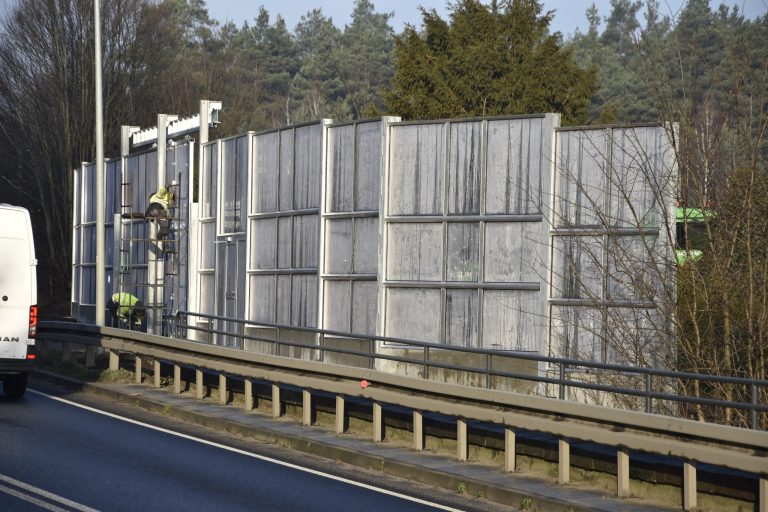 „Szklane” klatki na trasie  (DW 240) z Bysławia do Szumiącej