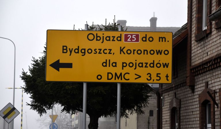 Kierowcy wielkich ciężarówek w Tucholi pomstują na oznakowanie objazdu do Bydgoszczy