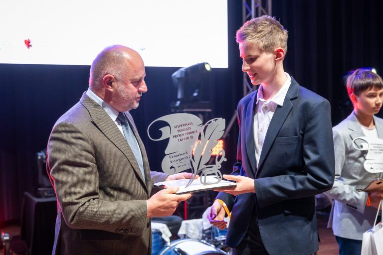 Ambitni i pracowici – marszałkowskie stypendia dla prymusów