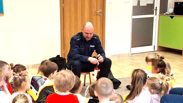 Policjant wśród dzieci, rozmowa o bezpieczeństwie na drogach
