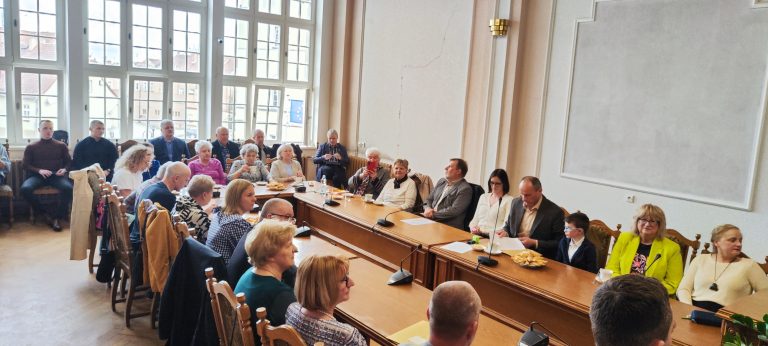 Burmistrz Tucholi Tadeusz Kowalski podpisał umowy z przedstawicielami organizacji pozarządowych i klubów sportowych