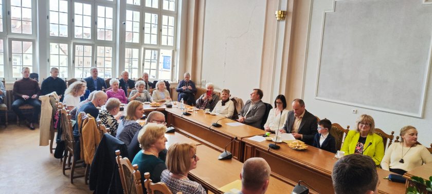 Burmistrz Tucholi Tadeusz Kowalski podpisał umowy z przedstawicielami organizacji pozarządowych i klubów sportowych