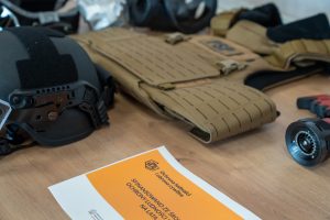 Tucholscy strażacy wyposażeni zostali w hełmy i kuloodporne kamizelki taktyczne