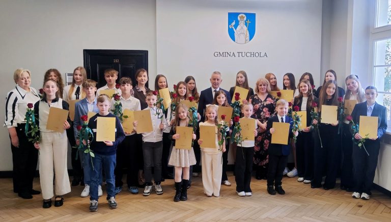 Burmistrz Tucholi uhonorował dużą grupę uczniów