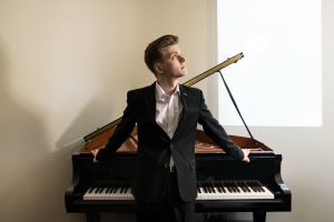Szafarnia zaprasza. Szafarska Scena Młodych, Piotr Czerwiński – fortepian
