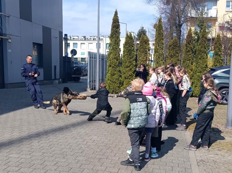 Harcerze zwiedzili miejscową jednostkę Policji