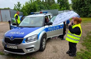Policjanci przekazali dzieciom kamizelki odblaskowe