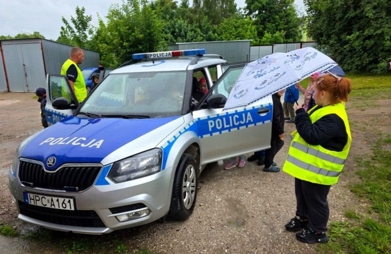 Policjanci przekazali dzieciom kamizelki odblaskowe