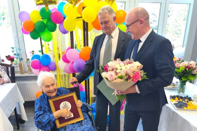 Stuletnia Bernardyna Fischer z gratulacjami od marszałka