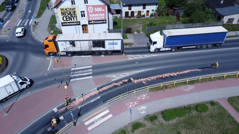Sprawni, jak strażacy. Zagrożenie drogowe w centrum Tucholi błyskawicznie usnunięto.