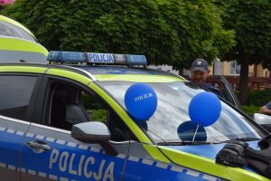 Dzielnicowi rozmawiali z dziećmi o bezpiecznych wakacjach
