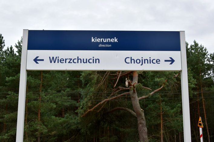 Przystanek znajduje sie w świetnej kondycji, tylko ta przeklęta droga…