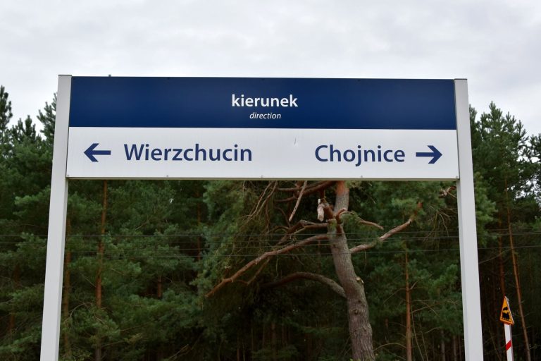 Przystanek znajduje sie w świetnej kondycji, tylko ta przeklęta droga…
