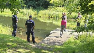 Policjanci rozmawiali o bezpieczeństwie nad wodą