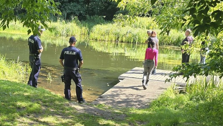 Policjanci rozmawiali o bezpieczeństwie nad wodą
