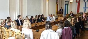 Uczniowie do wyższych klas, a ich nauczyciele na wyższy stopień zawodowy